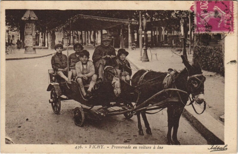 Carte postale ancienne Vichy Promenade en Voiture a Ane à Vichy