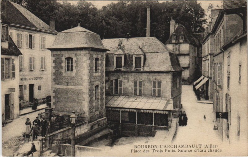 Carte postale ancienne Bourbon-l'Archambault Place des Trois Puits - Source d'Eau Chaude à Bourbon-l'Archambault