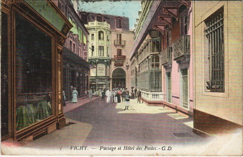 Carte postale ancienne Vichy Passage et Hotel des Postes à Vichy