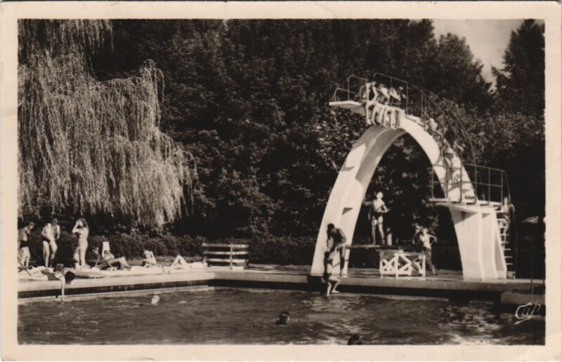Carte postale ancienne Vichy La Piscine et le Portique à Vichy