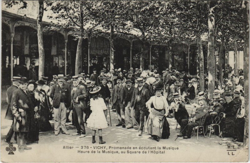 Carte postale ancienne Vichy Square de l'Hopital - Promenade en Ecoutant la Musique à Vichy