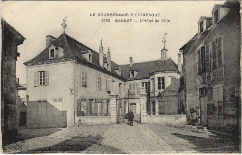 Carte postale ancienne Gannat L'Hotel de Ville à Gannat