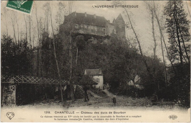 Carte postale ancienne Chantelle Chateau des Ducs de Bourbon à Chantelle