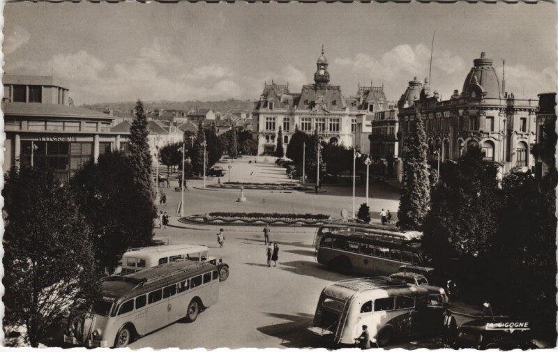 Carte postale ancienne Vichy L'Esplanade de l'Hotel de Ville à Vichy
