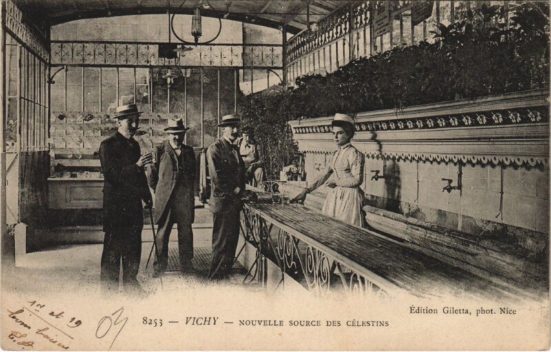 Carte postale ancienne Vichy Nouvelle Source des Celestins à Vichy