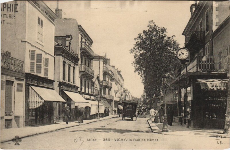Carte postale ancienne Vichy La Rue de Nimes à Vichy