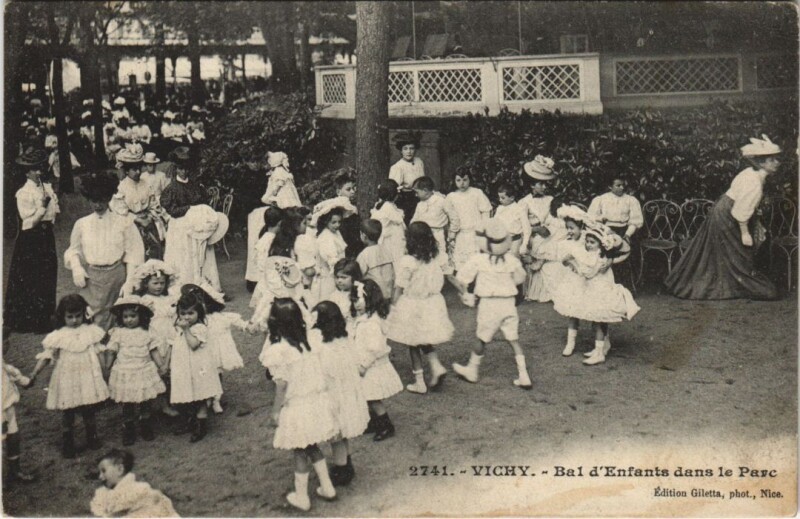 Carte postale ancienne Vichy Bal d'Enfants dans le Parc à Vichy