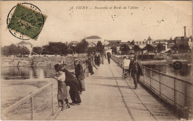Carte postale ancienne Vichy Passerelle et Bords de l'Allier à Vichy