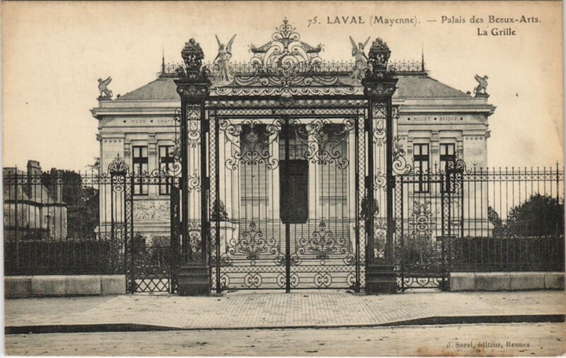 Carte postale ancienne Laval Palais des Beaux-Arts - La Grille