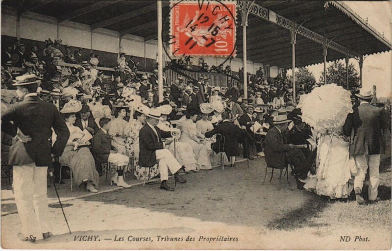 Carte postale ancienne Vichy Les Courses - Tribunes des Proprietaires à Vichy