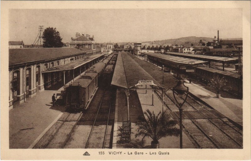 Carte postale ancienne Vichy La Gare - Les Quais à Vichy