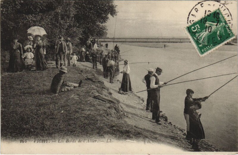 Carte postale ancienne Vichy Les Bords de l'Allier à Vichy