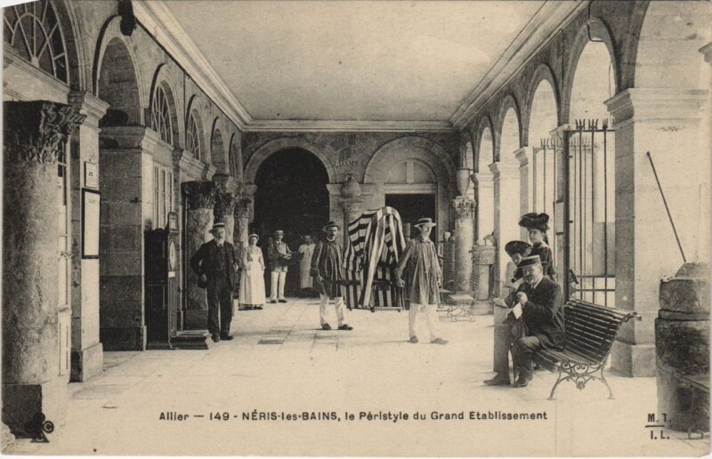 Carte postale ancienne Neris-les-Bains Le Peristyle du Grand Etablissement