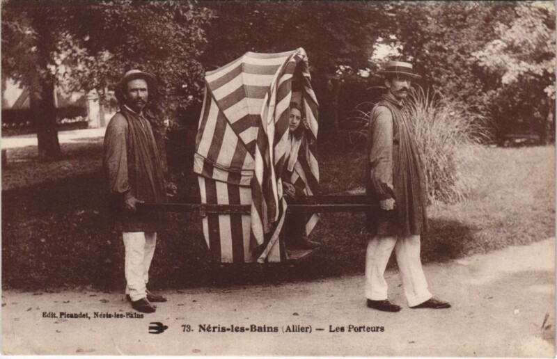 Carte postale ancienne Neris-les-Bains Les Porteurs