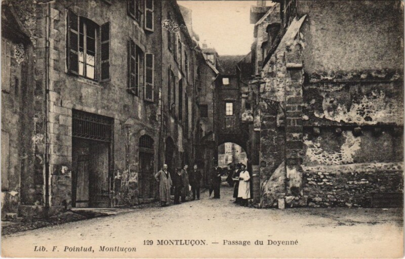 Carte postale ancienne Montlucon Passage du Doyenne