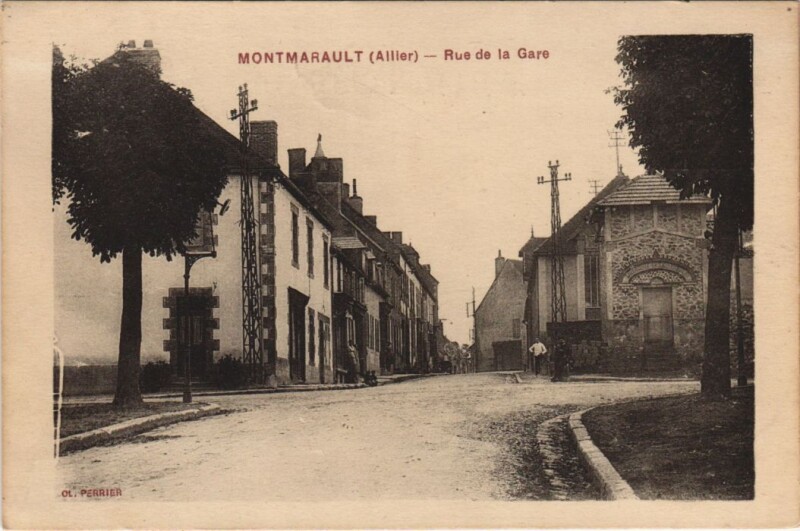 Carte postale ancienne Montmarault Rue de la Gare à Montmarault