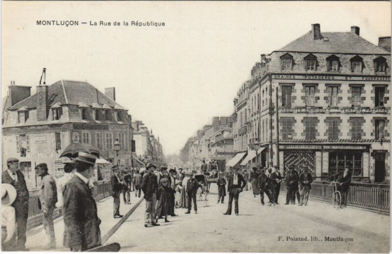 Carte postale ancienne Montlucon La Rue de la Republique à Montluçon