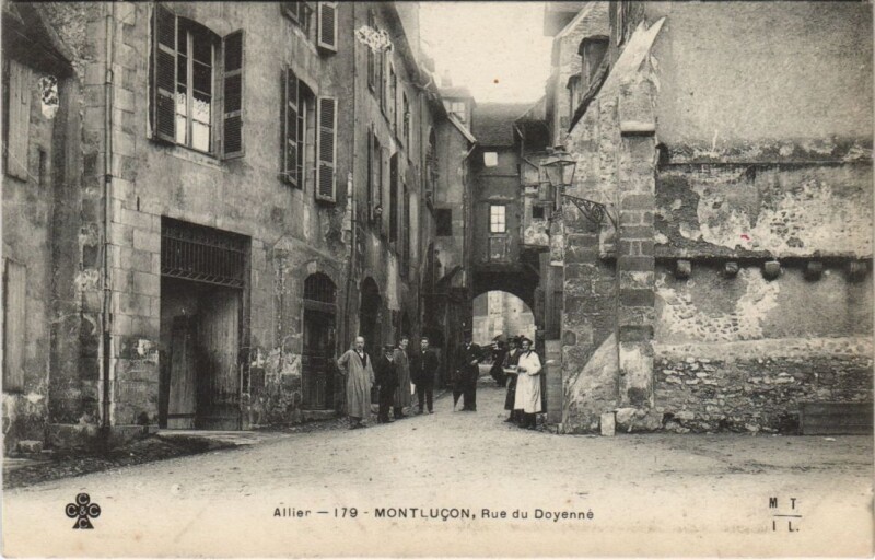 Carte postale ancienne Montlucon Rue du Doyenne