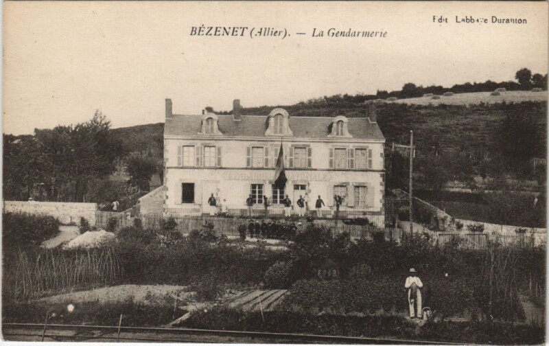 Carte postale ancienne Bezenet La Gendarmerie