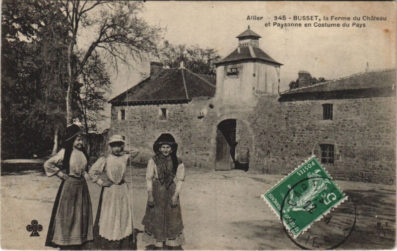 Carte postale ancienne Busset La Ferme du Chateau et Paysanne en Costume du Pays à Busset