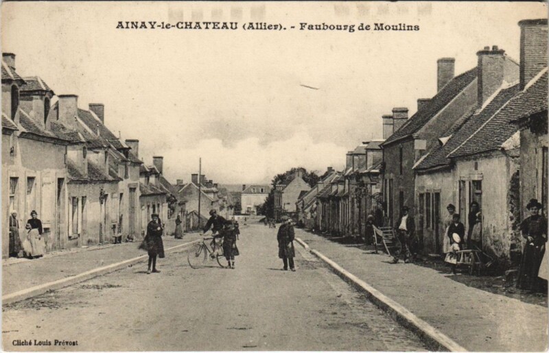 Carte postale ancienne Ainay-le-Chateau Faubourg de Moulins à Moulins