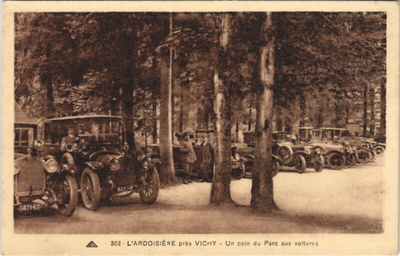 Carte postale ancienne L'Ardoisiere pres Vichy - Un Coin du Parc aux Voitures à Vichy