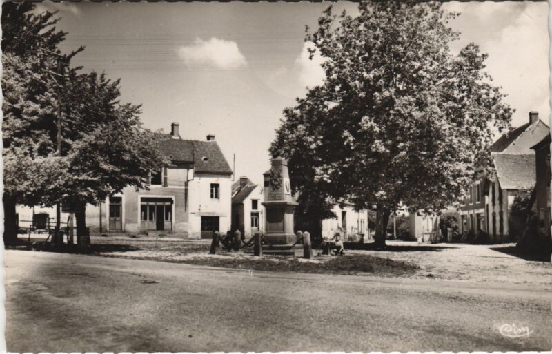 Carte postale ancienne Lalizolle Place du Monument à Lalizolle