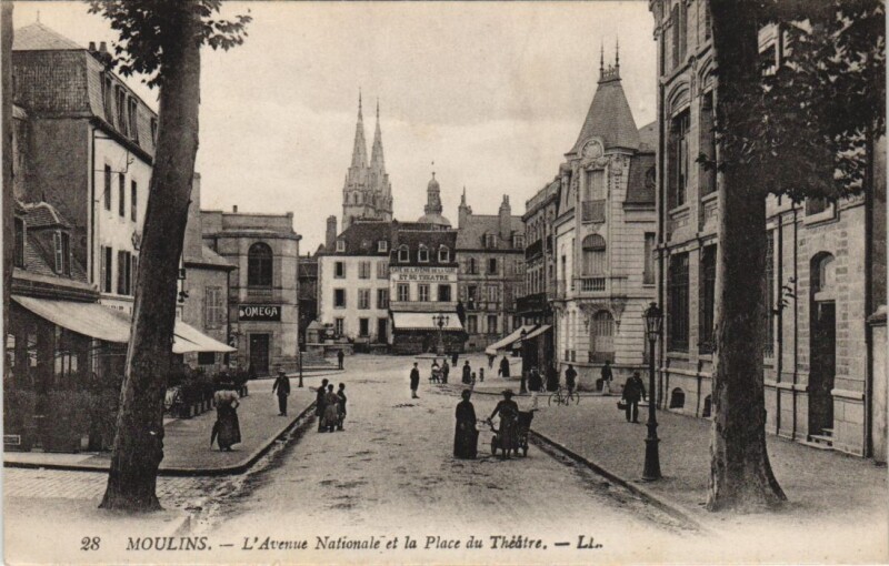 Carte postale ancienne Moulins L'Avenue National et la Place du Theatre à Moulins