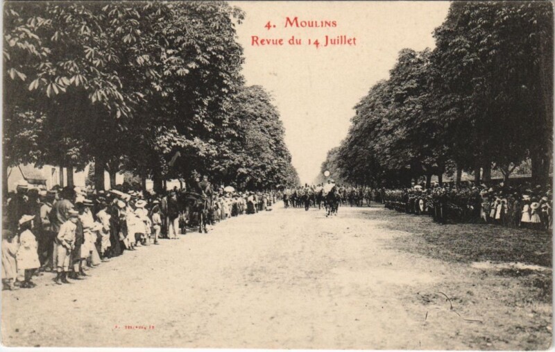 Carte postale ancienne Moulins Revue du 14 Juillet à Moulins