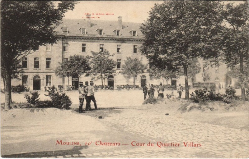 Carte postale ancienne Moulins 10. Chasseurs - Cour du Quartier Villars à Moulins