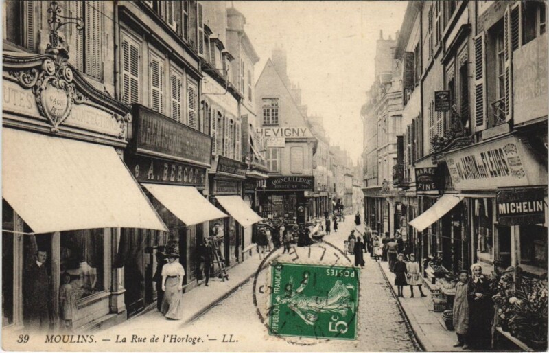 Carte postale ancienne Moulins La Rue de l'Horloge à Moulins