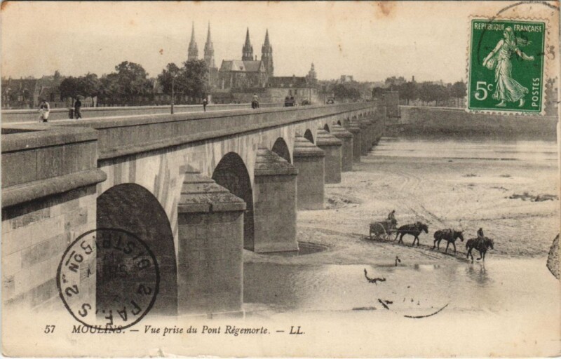 Carte postale ancienne Moulins Vue prise du Pont Regemorte à Moulins