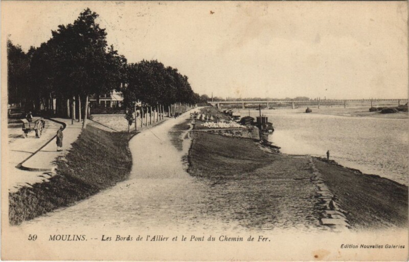 Carte postale ancienne Moulins Les Bords de l'Allier et le Pont du Chemin de Fer à Moulins