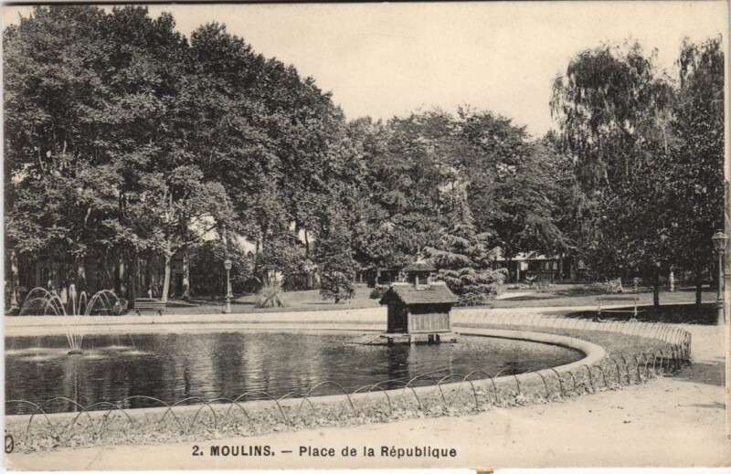 Carte postale ancienne Moulins Place de la Republique à Moulins