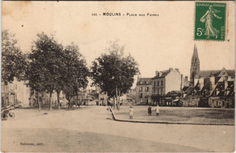 Carte postale ancienne Moulins Place aux Foires à Moulins