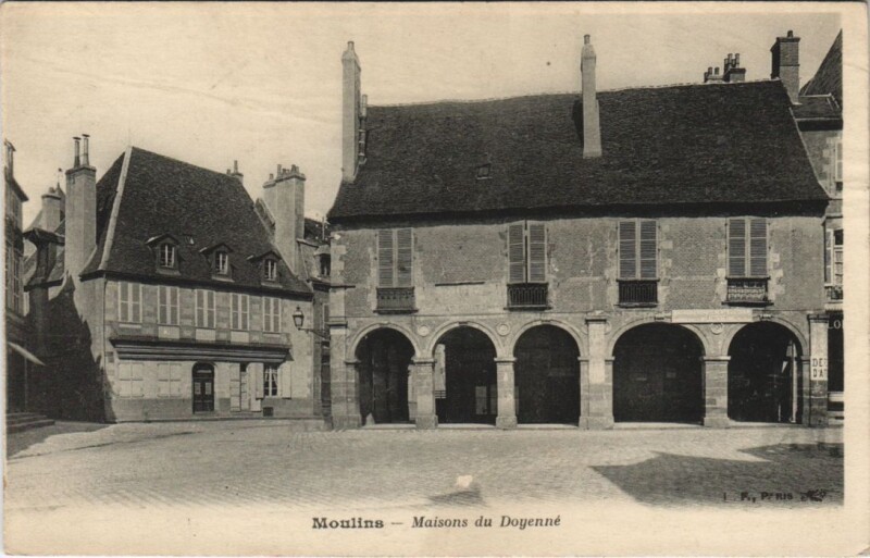 Carte postale ancienne Moulins Maisons du Doyenne à Moulins