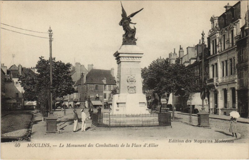Carte postale ancienne Moulins Le Monument des Combattants de la Place d'Allier à Moulins