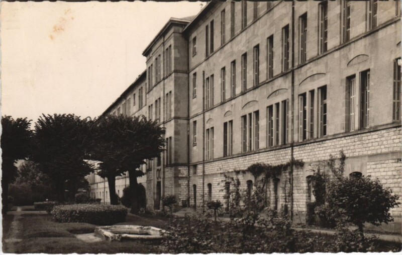 Carte postale ancienne Moulins Lycee de Jeunes Filles - Facade Principale à Moulins