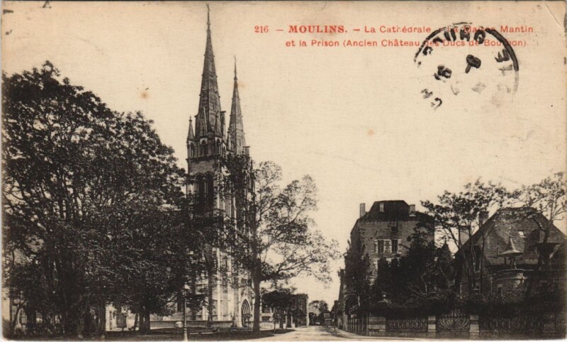 Carte postale ancienne Moulins La Cathedrale - La Maison Mantin et la Prison à Moulins
