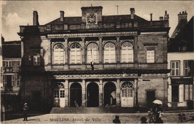 Carte postale ancienne Moulins Hotel de Ville à Moulins