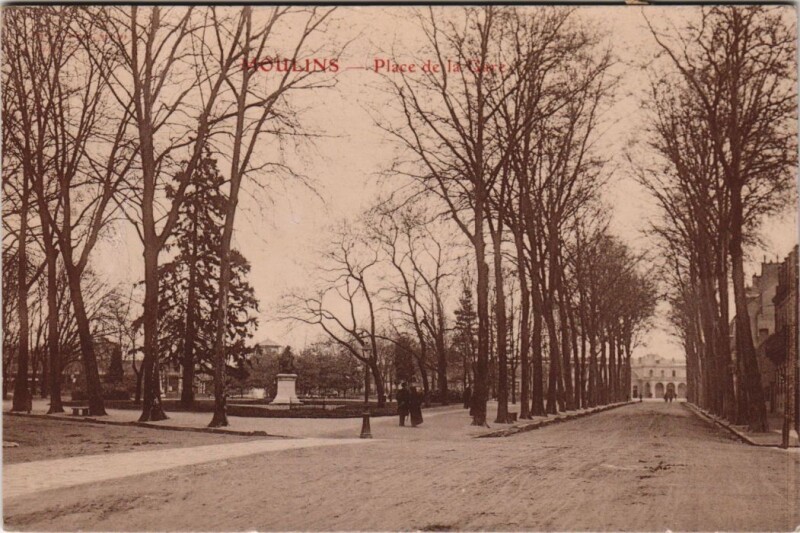Carte postale ancienne Moulins Place de la Gare à Moulins