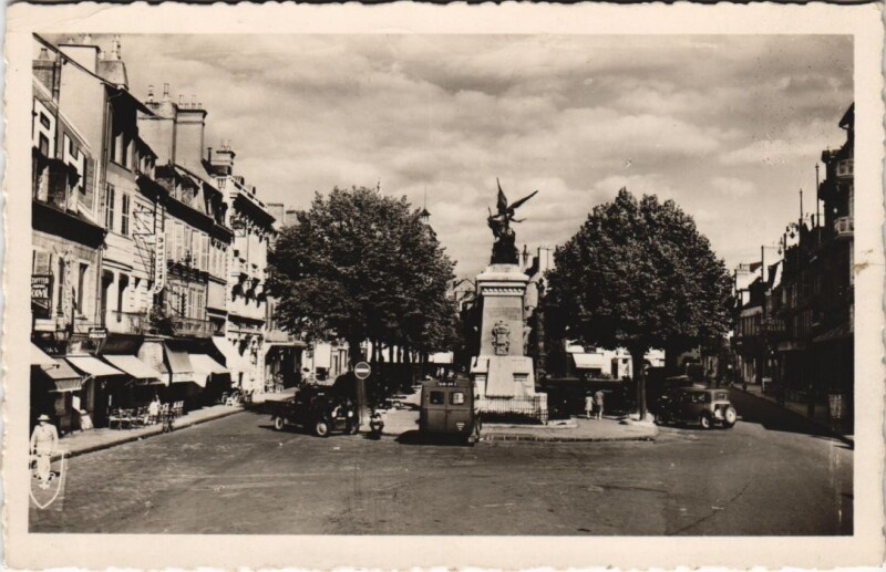 Carte postale ancienne Moulins La Place d'Allier à Moulins