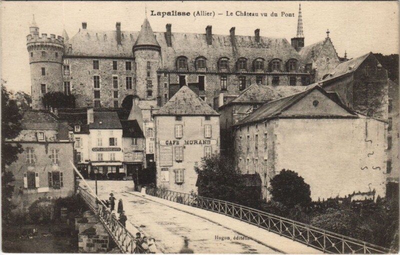 Carte postale ancienne Lapalisse Le Chateau vu du Pont à Lapalisse