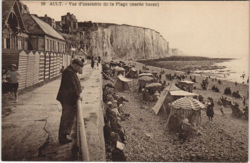 Carte postale ancienne Ault vue d'ensemble de la Plage
