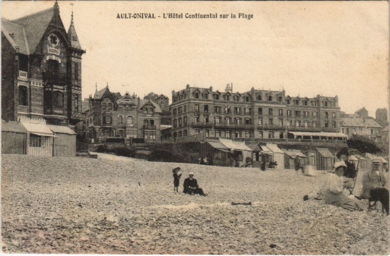 Carte postale ancienne Ault Hotel Continental sur la plage
