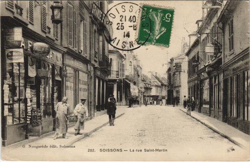 Carte postale ancienne Soissons La rue Saint-Martin à Soissons