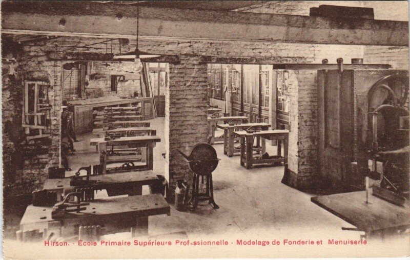 Carte postale ancienne Hirson ecole Primaire Superieure à Hirson