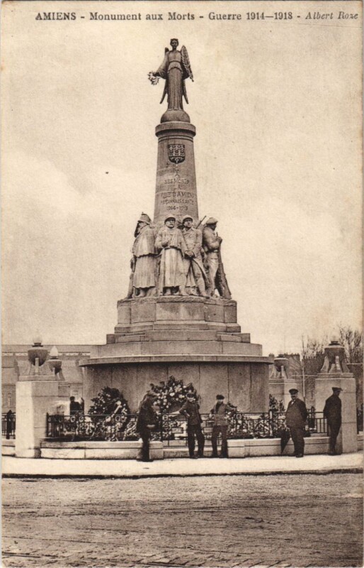 Carte postale ancienne Amiens Monument aux Morts à Amiens
