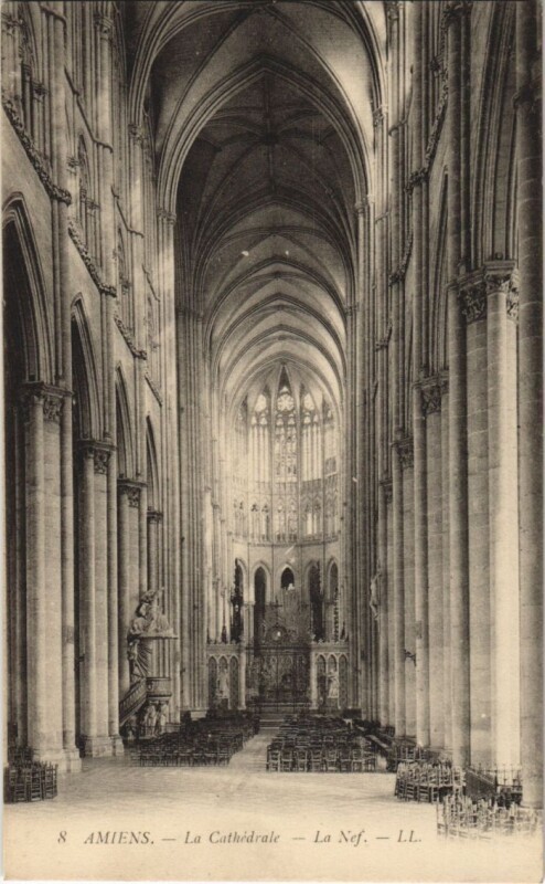 Carte postale ancienne Amiens Cathedrale La Nef à Amiens
