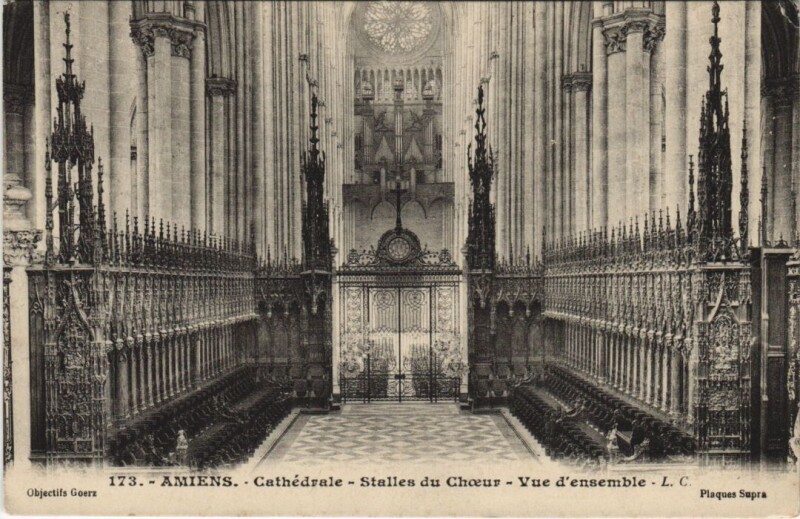 Carte postale ancienne Amiens La Cathedrale Stalles du Choeur à Amiens